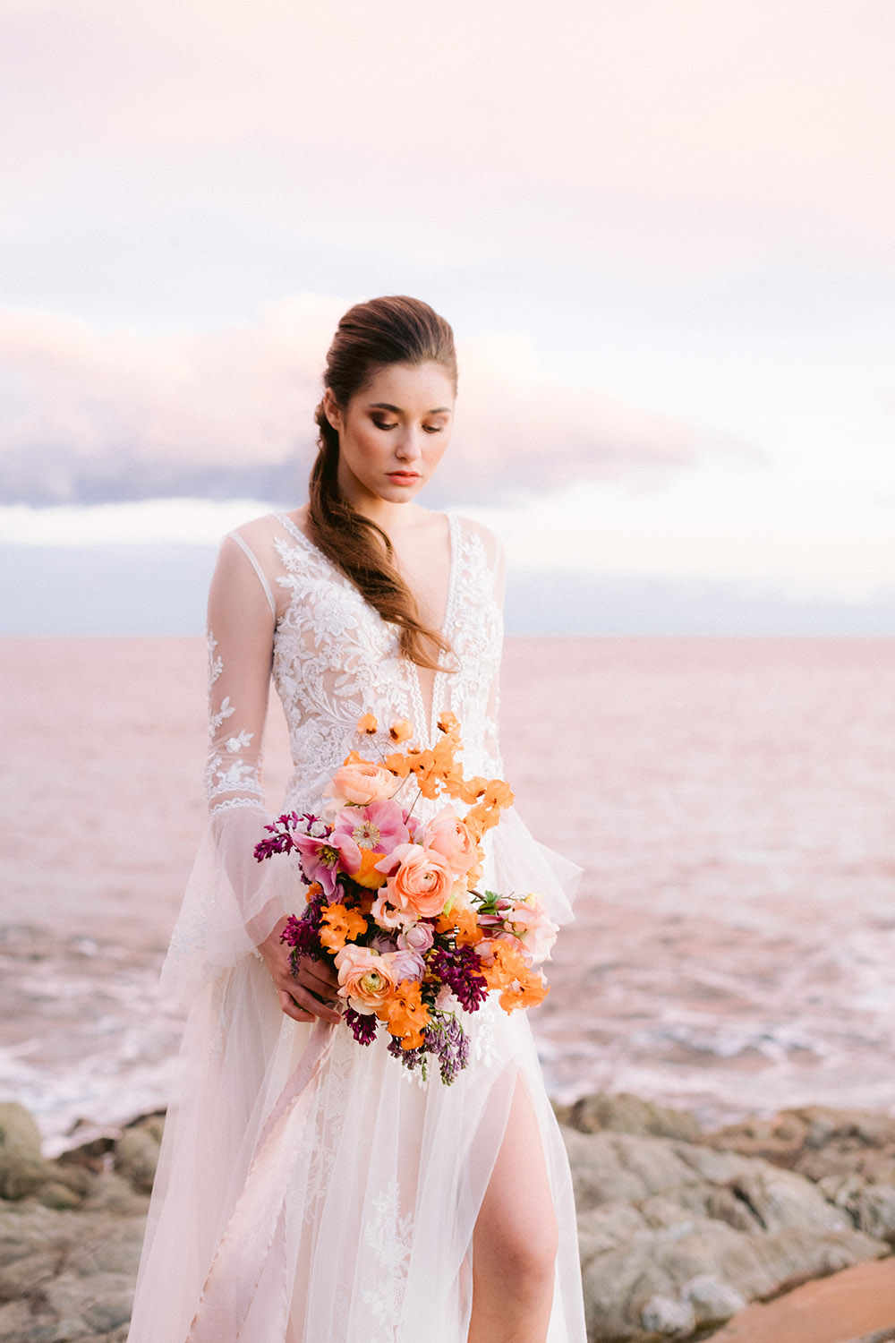 la mariée se trouve en bord de mer